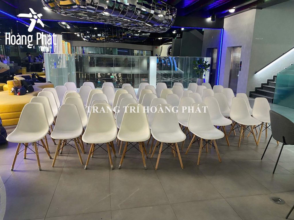 cho thuê bàn ghế chân gỗ eames