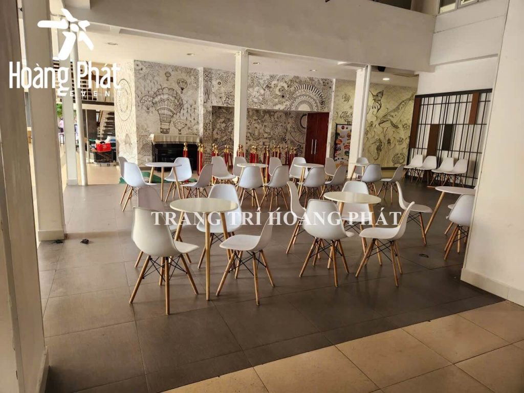 cho thuê bàn ghế chân gỗ eames