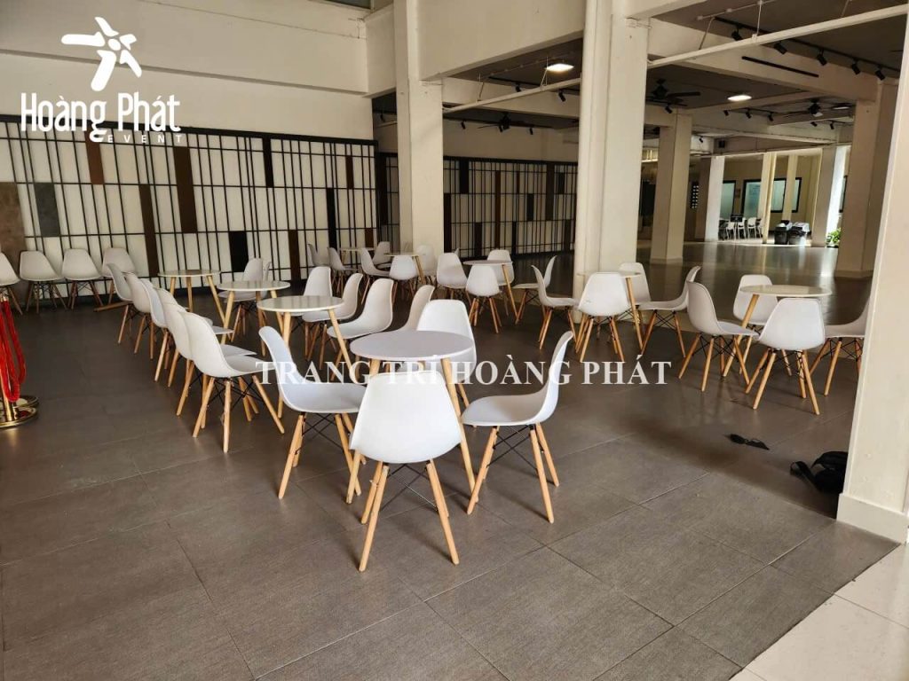 cho thuê bàn ghế chân gỗ eames