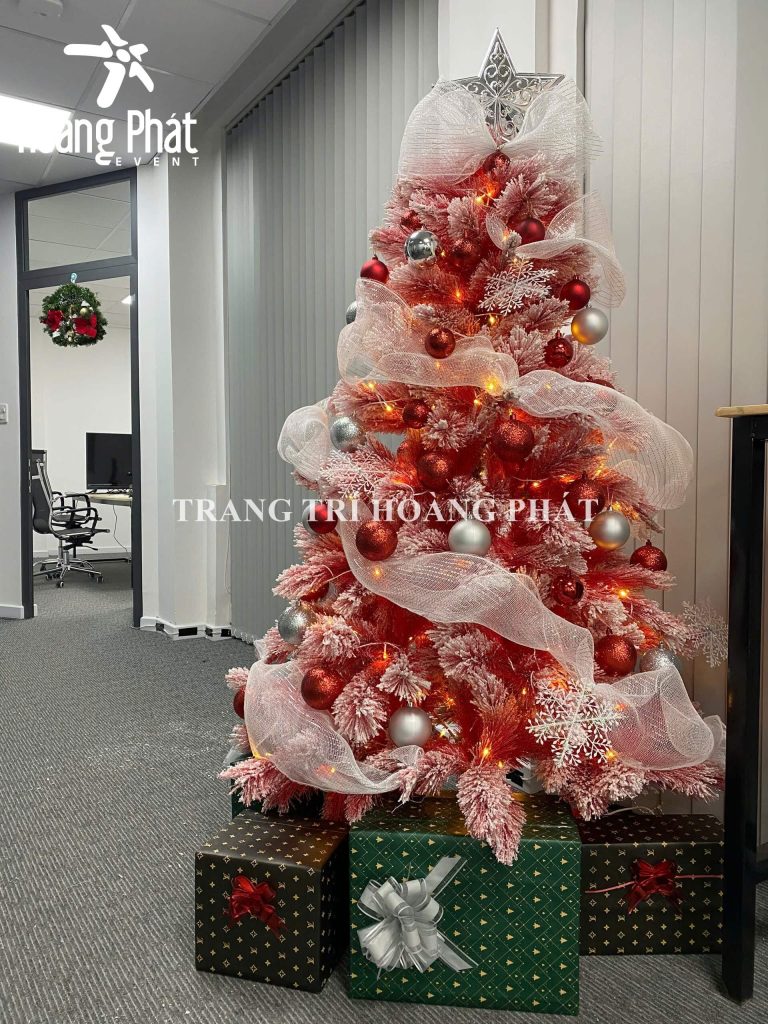 Dịch vụ trang trí cây thông noel màu hồng cho công ty